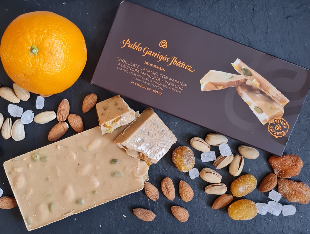 Gourmet-herkut.fi Pablo Garrigos Karamellisoitua valkosuklaata, appelsiinia ja pistaasia  200g